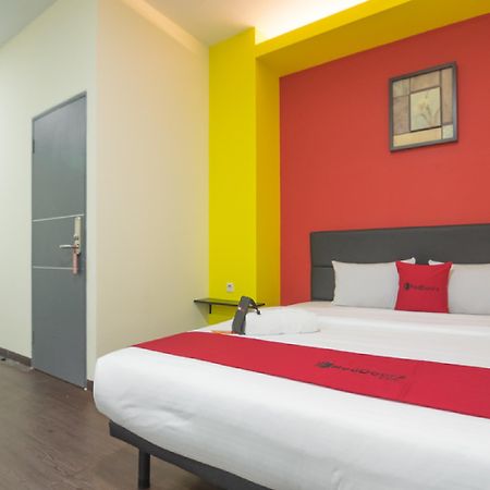 Hotel Reddoorz Near Itc Mangga Dua Giacarta Esterno foto