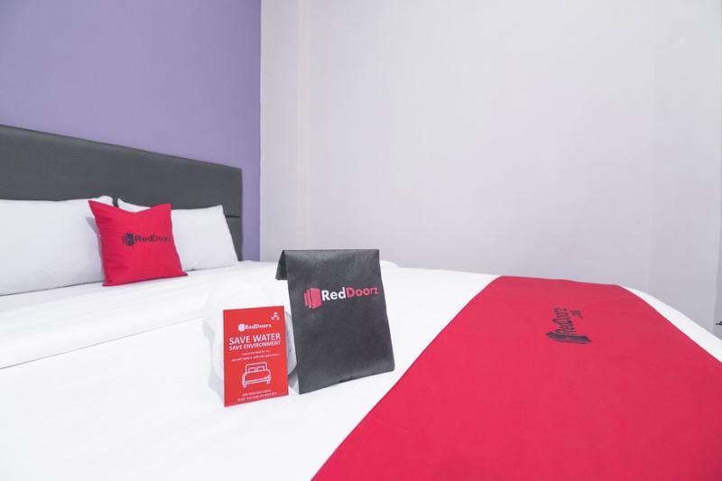Hotel Reddoorz Near Itc Mangga Dua Giacarta Esterno foto