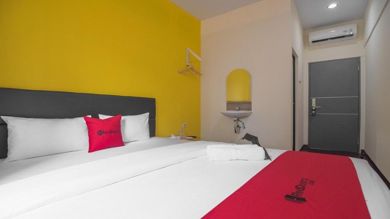 Hotel Reddoorz Near Itc Mangga Dua Giacarta Esterno foto